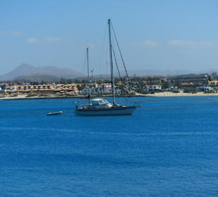 Segelboot im Hafen vor Anker