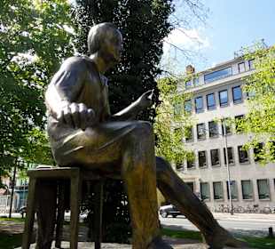 Das Heinrich-Heine-Denkmal in den Wallanlagen