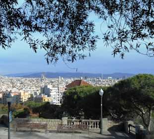 Blick vom Jardins de Joan Maragall auf Barcelona