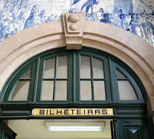 Der Zugang zu den Fahrkartenschaltern