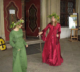 Vystoupení před hradem