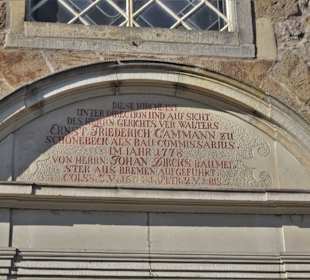 Inschrift über dem Eingang der Kirche