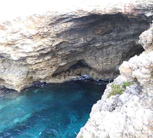 Türkisfarbene Bucht neben Popeye City