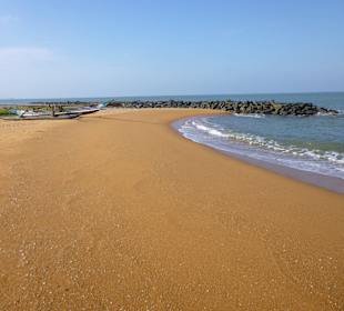 Links menschenleerer Strand