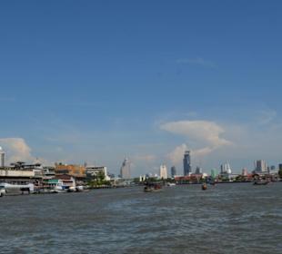 Fahrt auf dem Chao Phraya Fluss Bangkok