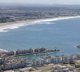 Blick von der Kasbah auf Yachthafen und Strand