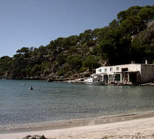 Strand mit Fischerhaus und Minihafen