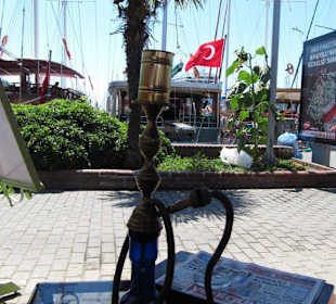 Ausblick aus einer Shisha Bar auf die Boote 