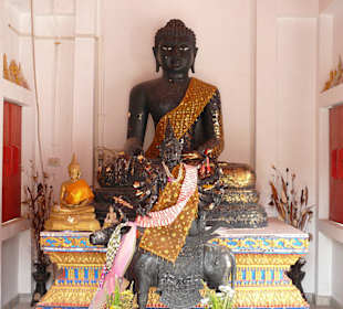 Tempelanlage in Karon mit Markt am Wochenende