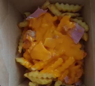 Pommes mit Käse und Schinken