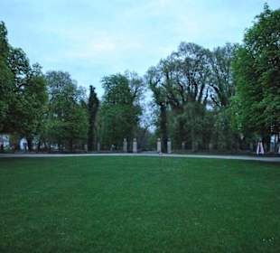 Widok ze środka dziedzińca na bramę wyjściową.