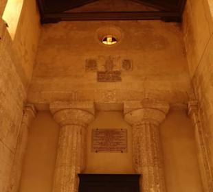 Einige alte Säulen des Tempels