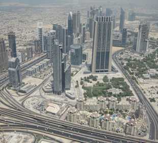 Skyline mit Strassennetz von oben