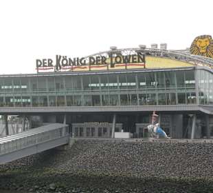 Blick von der Rundfahrt auf das Musicalgebäude