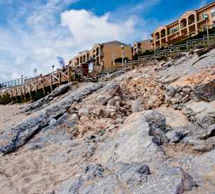 Blick vom Strand auf die Hotelanlagen