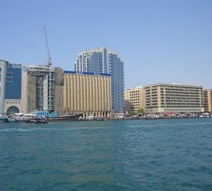 Blick auf die Skyline vom Creek aus