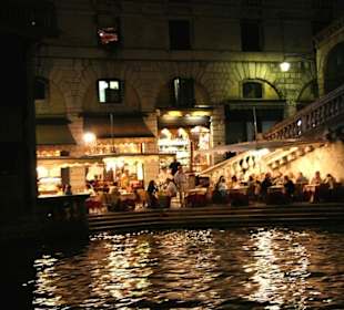 Restaurante an der Rialto-Brücke bei Nacht