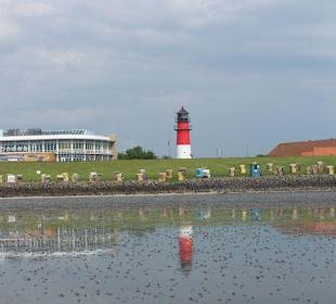 Blick vom Wattenmeer auf den Büsumer Leuchtturm