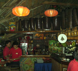 Thekenbereich mit Personal 