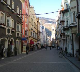 Il corso principale con in fondo torre civica