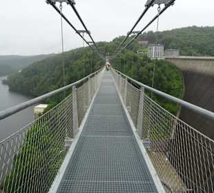 Auf der Hängeseilbrücke Titan-RT