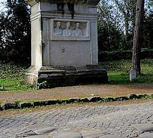 Ein Grabdenkmal an der Straße