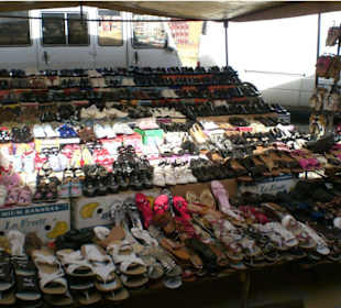 Stand mit Schuhen (einer von vielen)