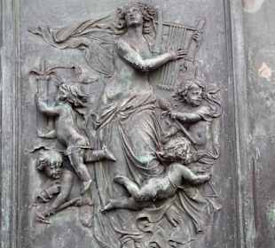 Relief am Sockel des Denkmals