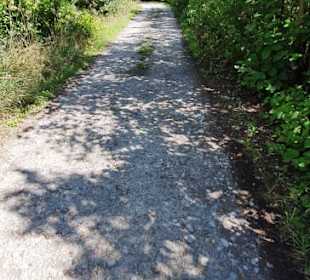 Der Weg um die Burg herum