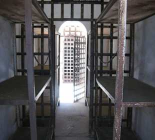 Zelle mit Stahlpritschen