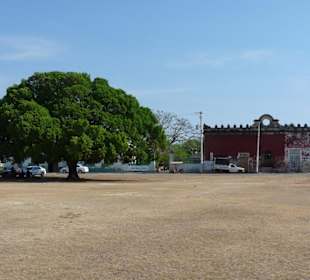 Der riesige Platz vor Schule und Krankenstation