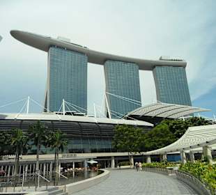 Blick vom Park hinter Hotel...