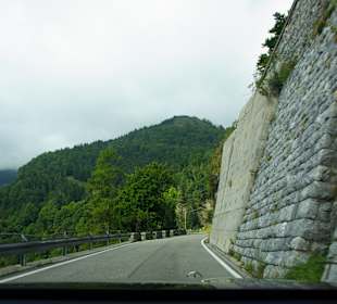 Gewaltige Mauerwände