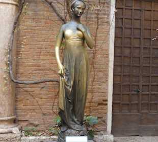 Julias Statue