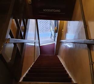 Enge & steile Treppe