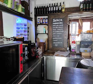 Am Tresen der Bar Yesterday