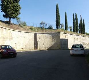 Schattiger Parkplatz der Lourdes Kapelle