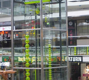 Höchst interessante Wasser-Uhr im Europa-Center