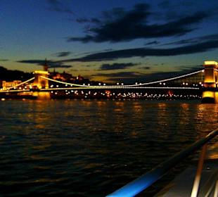 Kettenbrücke bei Nacht