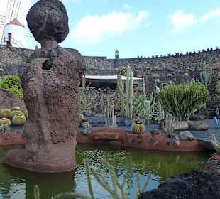 Teich mit Steinskulptur