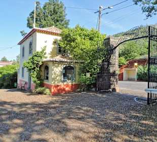 Eingang und Kassenhäuschen in Blandy´s Garden