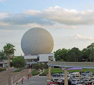Blick aus der Hochbahn auf Epcot