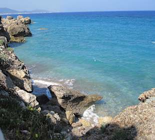 Spaziergang am Felsenstrand in Rhodos!