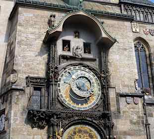 Stündliches Schaulaufen der Apostelfiguren