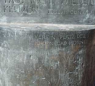 Inschrift am Sockel des Denkmals