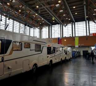 Caravan-Bereich über zwei Hallen