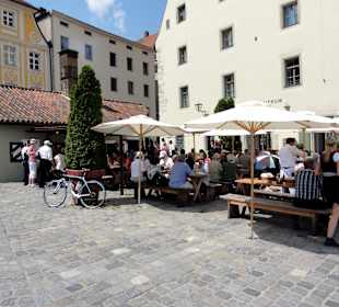 Die Sitzplätze vor der Wurstküche
