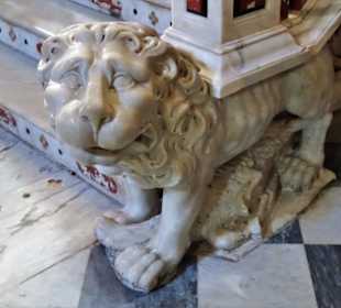 Löwe am Zugang zum Altar