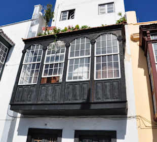 Typische Holzbalkone an der Avenida Maritima