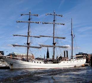 Segelschiff im Hafen Hamburg